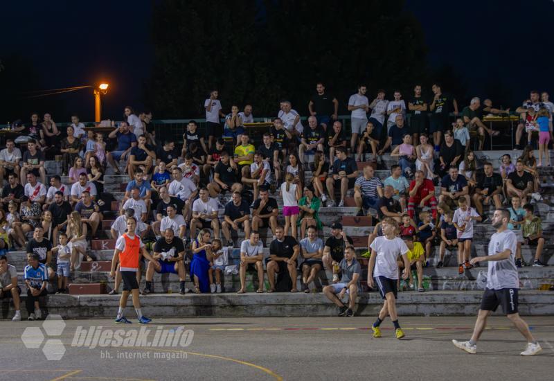 FOTO | Turnir u Ilićima: Tadinovac nakon žestoke borbe donio pehar u svoju ulicu