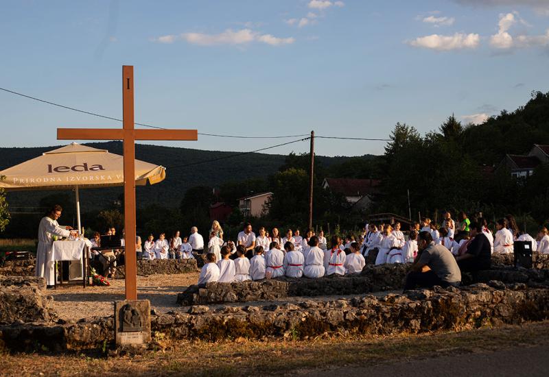 Održana 13. večer folklora ''Na temeljima bazilike naše'' 