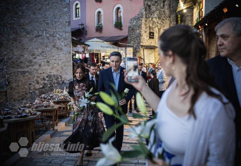 20. godina od obnove Starog mosta - Cvijeće za žrtve rata i svečana večera mira