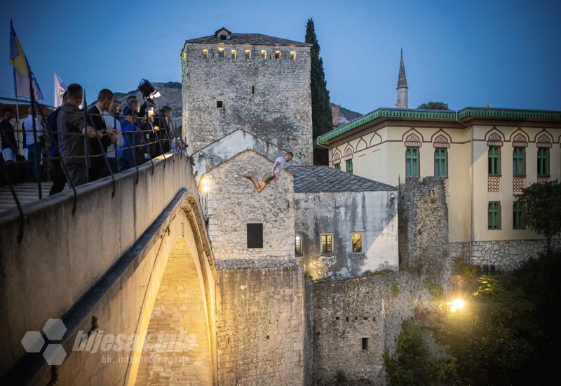 20. godina od obnove Starog mosta - Cvijeće za žrtve rata i svečana večera mira