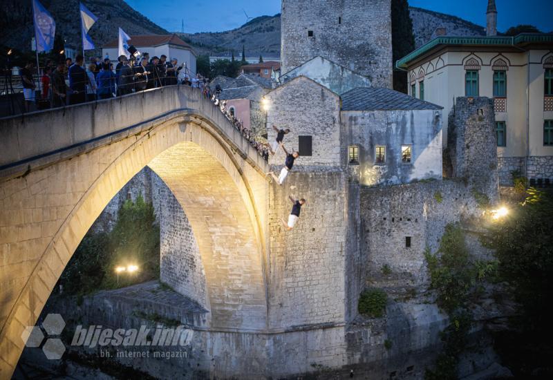 20. godina od obnove Starog mosta - Cvijeće za žrtve rata i svečana večera mira