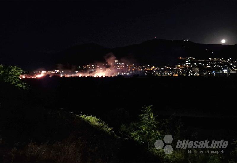 VIDEO Požar u Sjevernom logoru, vatrogasci na terenu