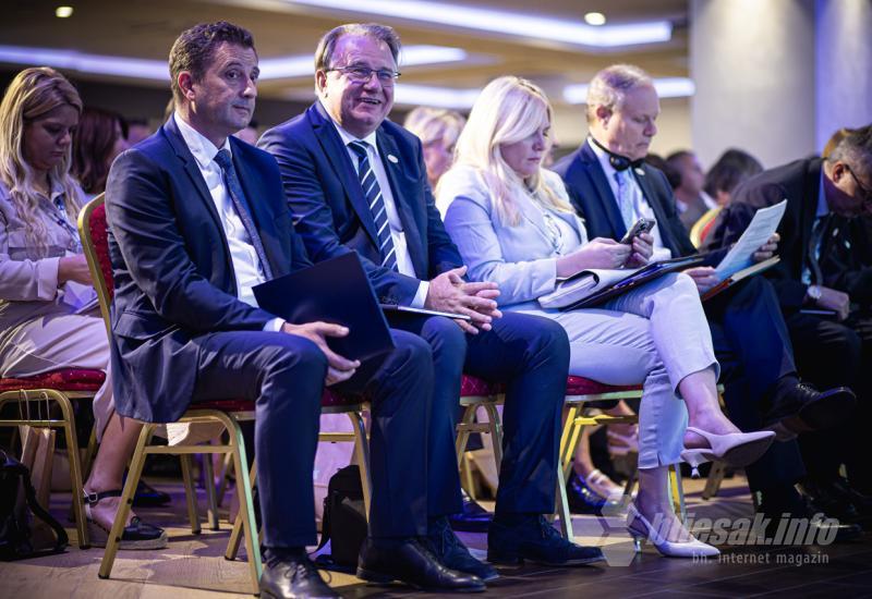 FOTO Konferencija u Mostaru: Umjesto zarobljenosti u prošlost oslobodimo potencijale budućnosti