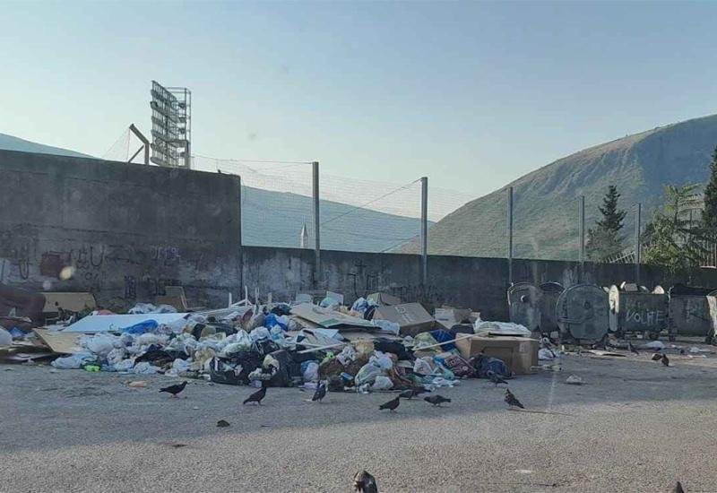 Smeće oko kontejnera na mostarskim ulicama - Mostar će reciklirati smeće po uzoru na Beč, stižu kontejneri