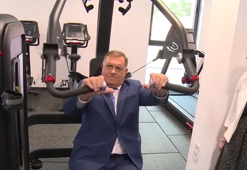 VIDEO | Milorad Dodik u odijelu vježbao u teretani