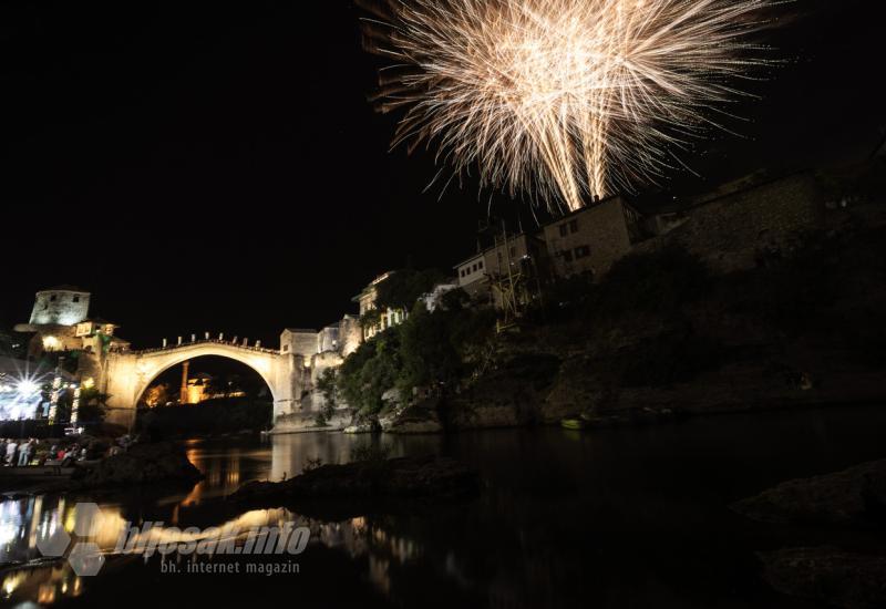 Manifestacija obilježavanja 20 godina od obnove Starog mosta - FOTO | Mostar je večeras središte regije: Pogledajte spektakl ispod Starog mosta