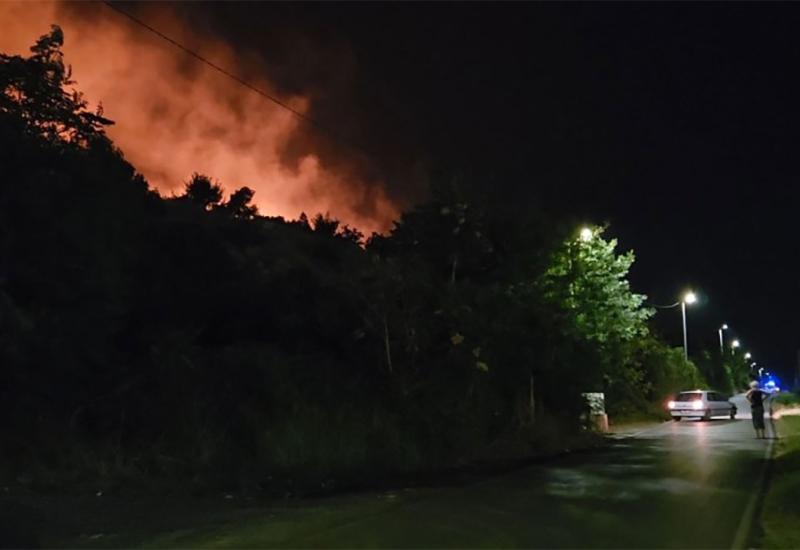 Vatromet izazvao veliki požar na brdu u Podgorici, uhićeni osumnjičeni