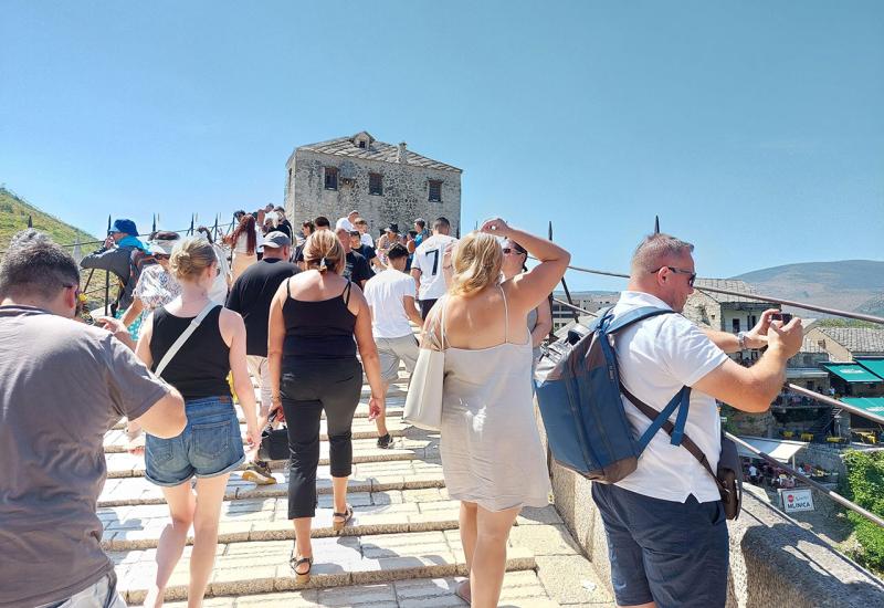 Turisti u Mostaru - FOTO | Mostar preplavljen turistima, posjetitelji uživaju u bogatom sadržaju