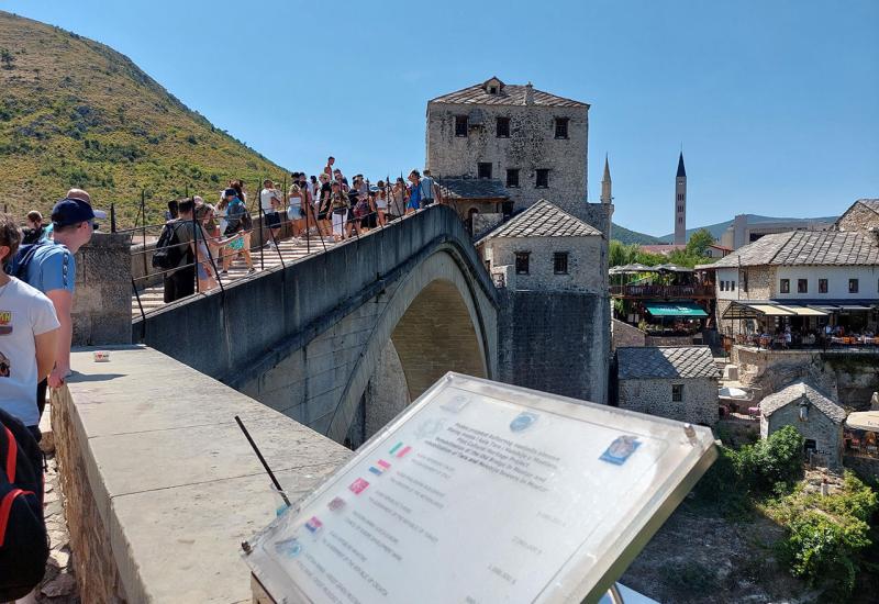 Turisti u Mostaru - FOTO | Mostar preplavljen turistima, posjetitelji uživaju u bogatom sadržaju