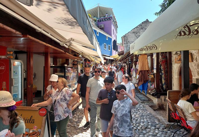 FOTO | Mostar preplavljen turistima, posjetitelji uživaju u bogatom sadržaju