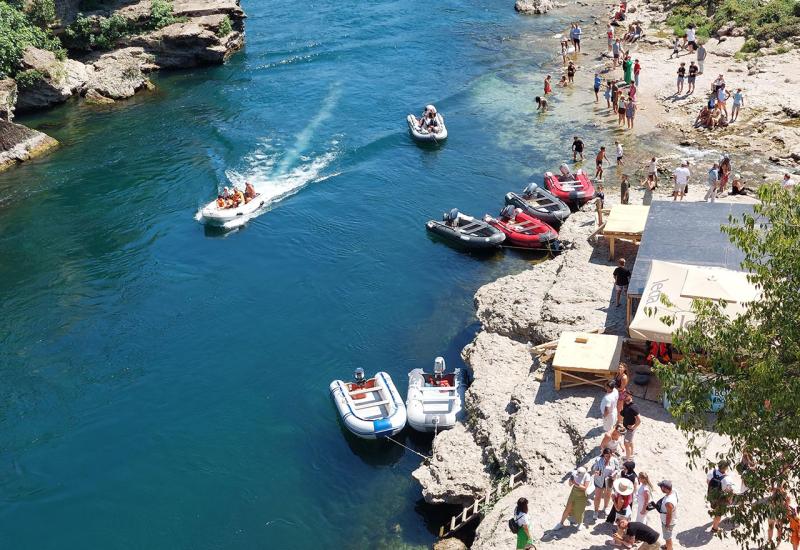 Turisti u Mostaru - FOTO | Mostar preplavljen turistima, posjetitelji uživaju u bogatom sadržaju