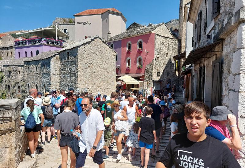 Turisti u Mostaru - FOTO | Mostar preplavljen turistima, posjetitelji uživaju u bogatom sadržaju