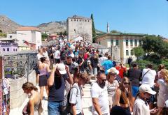 FOTO | Mostar preplavljen turistima, posjetitelji uživaju u bogatom sadržaju