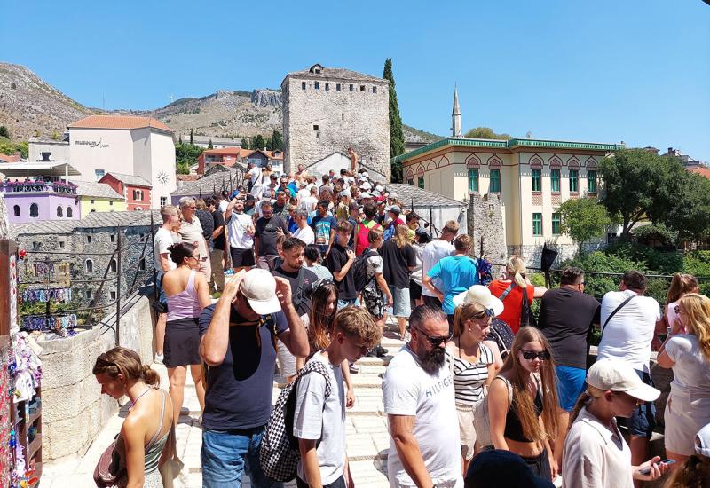 FOTO | Mostar preplavljen turistima, posjetitelji uživaju u bogatom sadržaju