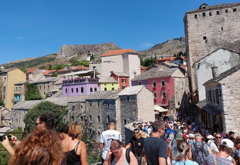 Turisti u Mostaru - FOTO | Mostar preplavljen turistima, posjetitelji uživaju u bogatom sadržaju