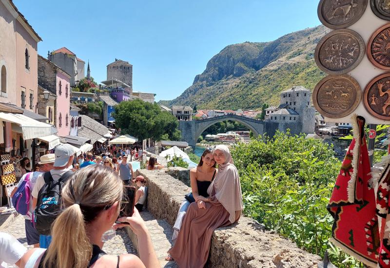 Turisti u Mostaru - FOTO | Mostar preplavljen turistima, posjetitelji uživaju u bogatom sadržaju