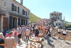 FOTO | Mostar preplavljen turistima, posjetitelji uživaju u bogatom sadržaju