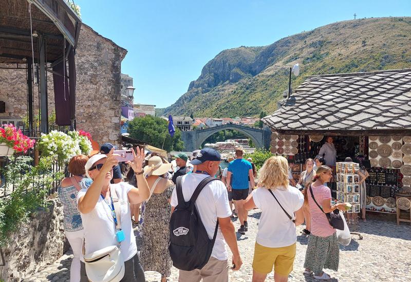 Turisti u Mostaru - FOTO | Mostar preplavljen turistima, posjetitelji uživaju u bogatom sadržaju