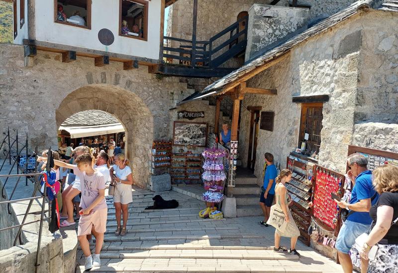 Turisti u Mostaru - FOTO | Mostar preplavljen turistima, posjetitelji uživaju u bogatom sadržaju