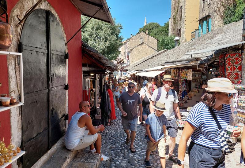 FOTO | Mostar preplavljen turistima, posjetitelji uživaju u bogatom sadržaju