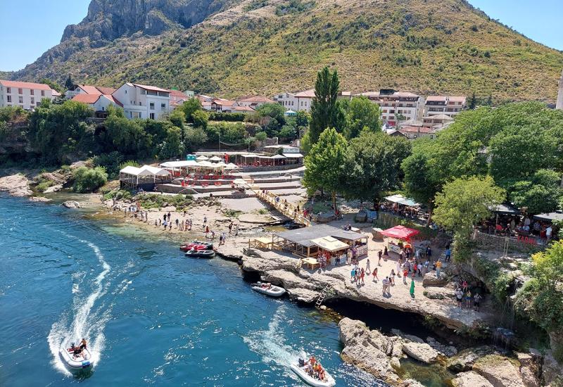 Turisti u Mostaru - FOTO | Mostar preplavljen turistima, posjetitelji uživaju u bogatom sadržaju