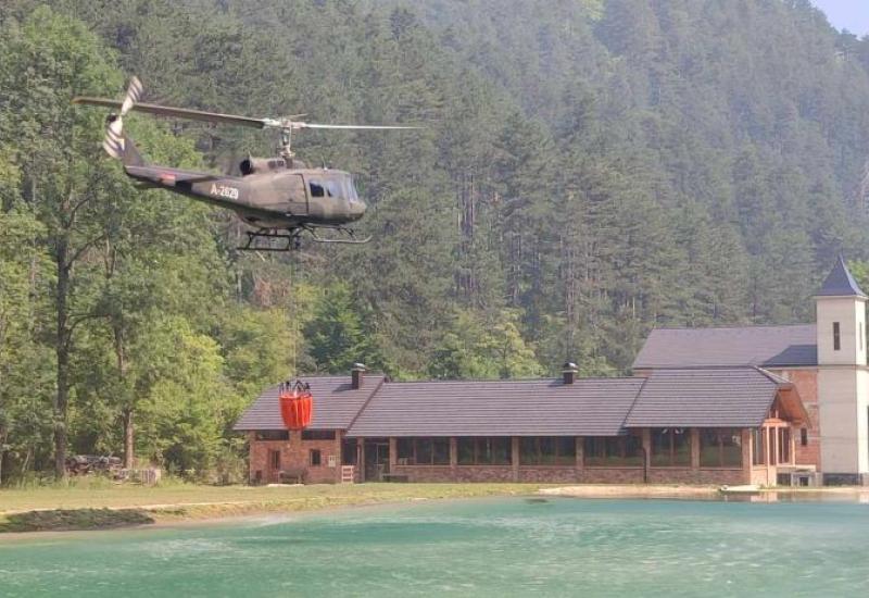 Helikopteri Oružanih snaga od jutarnjih sati gase požar u blizini Bugojna