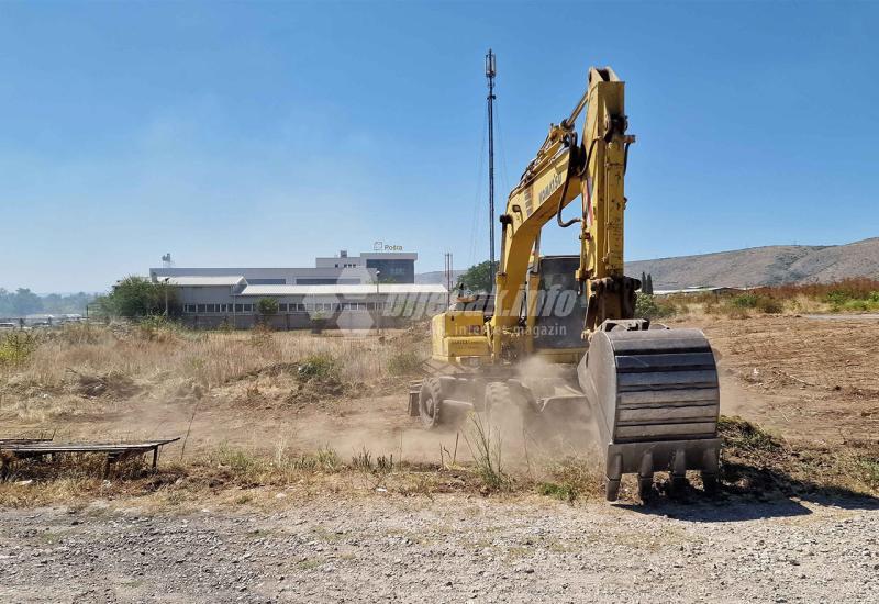 Bager pravi nasip kako bi spriječili širenje požara prema Pošti - Novi požar u Mostaru: Zatvoren promet prema Avijatičarskom mostu