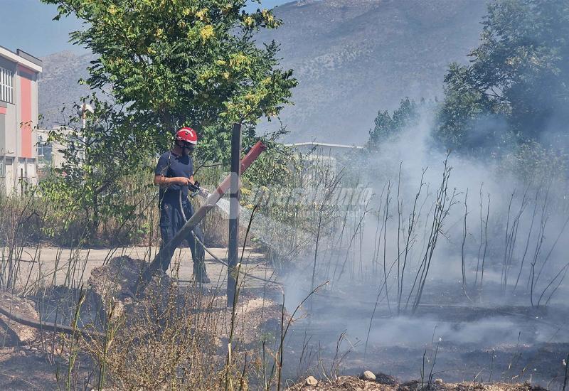 Vatrogasac gasi požar - FOTO | Novi požar u Mostaru: Zatvoren promet prema Avijatičarskom mostu