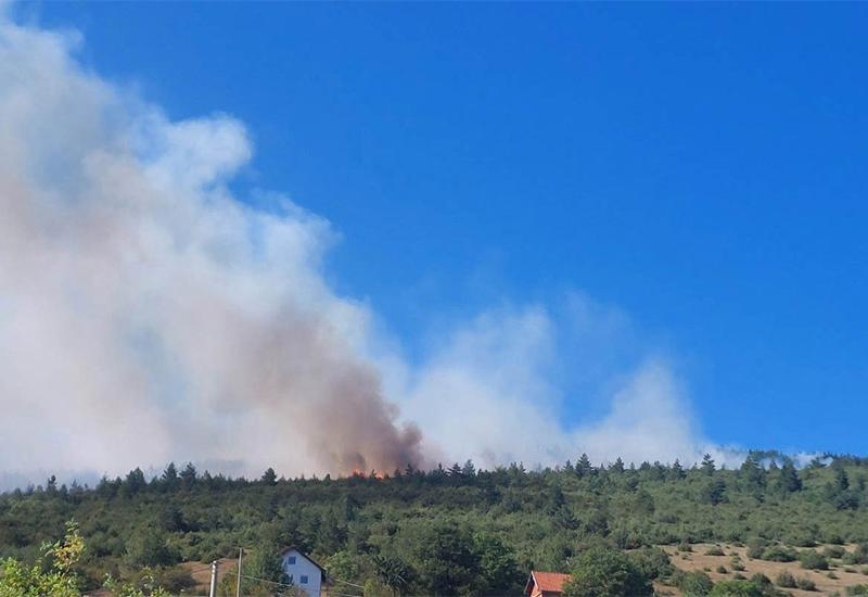 Drvar: Vatra prijeti kućama