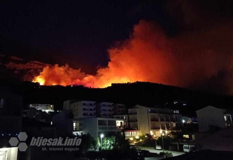 FOTO | U Tučepima izbio ogroman požar, na terenu veliki broj vatrogasaca