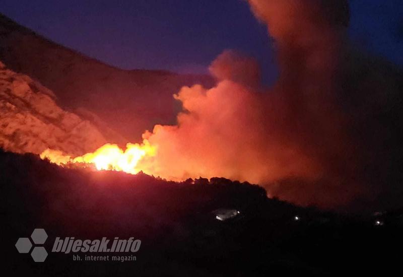 FOTO | U Tučepima izbio ogroman požar, na terenu veliki broj vatrogasaca