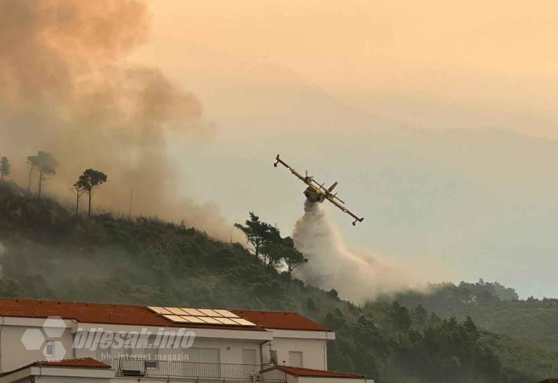 FOTO/VIDEO | Kanader stigao u Tučepe, krenulo gašenje požara iz zraka