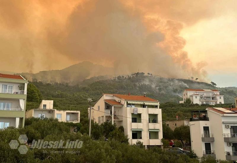 Kanader stigao u Tučepe - FOTO/VIDEO | Kanaderi stigli u Tučepe, krenulo gašenje požara iz zraka