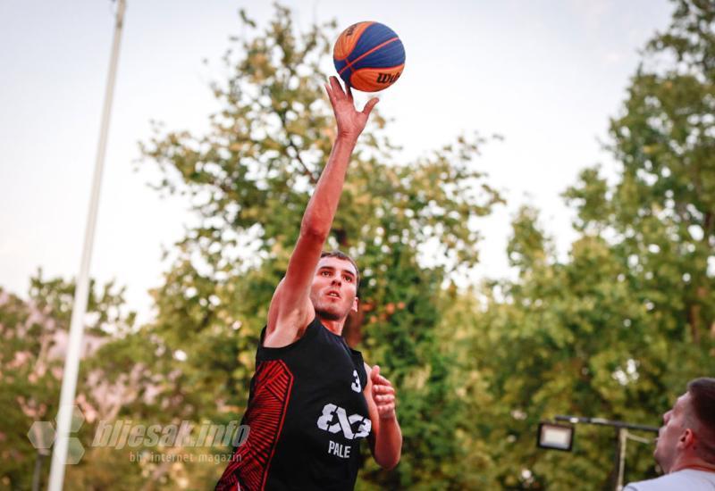 U Mostaru započeo turnir Mostar 3x3 - FOTO | U Mostaru započeo turnir 3x3: Posjetitelji uživali u atraktivnim potezima i bogatom programu