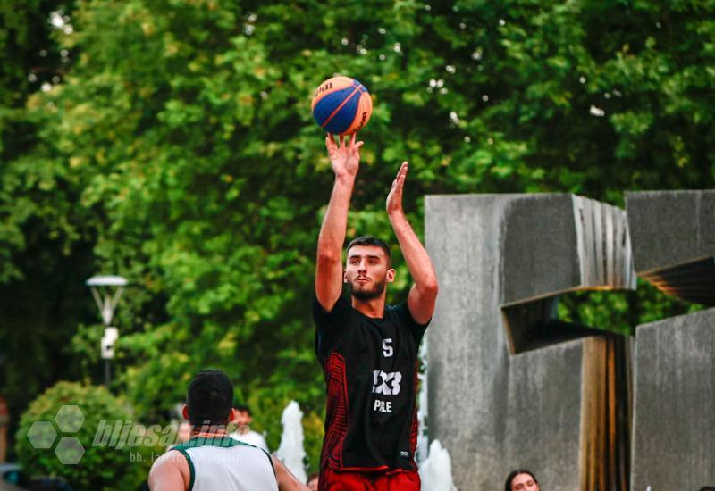 U Mostaru započeo turnir Mostar 3x3 - FOTO | U Mostaru započeo turnir 3x3: Posjetitelji uživali u atraktivnim potezima i bogatom programu