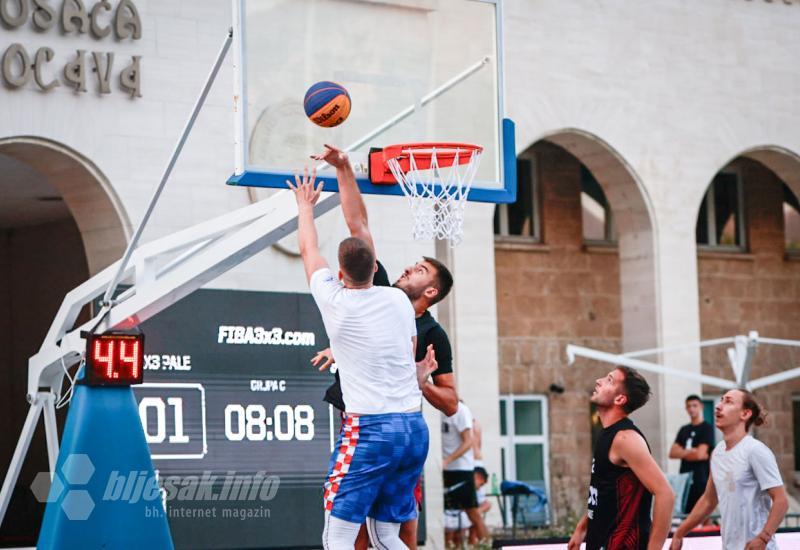 U Mostaru započeo turnir Mostar 3x3 - FOTO | U Mostaru započeo turnir 3x3: Posjetitelji uživali u atraktivnim potezima i bogatom programu