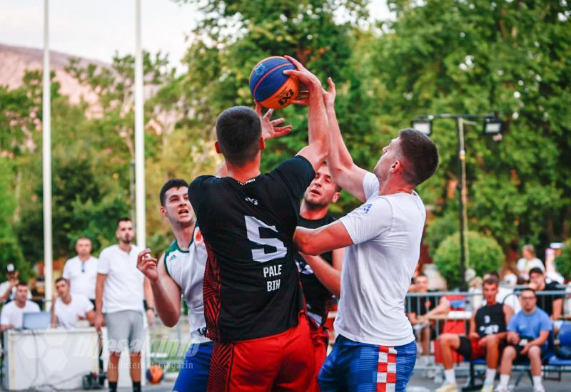 U Mostaru započeo turnir Mostar 3x3 - FOTO | U Mostaru započeo turnir 3x3: Posjetitelji uživali u atraktivnim potezima i bogatom programu