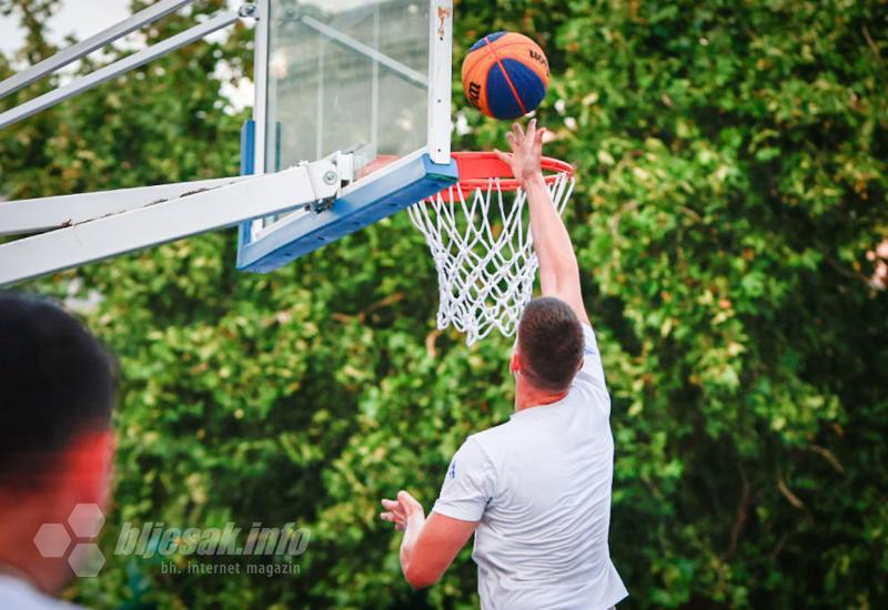 U Mostaru započeo turnir Mostar 3x3 - FOTO | U Mostaru započeo turnir 3x3: Posjetitelji uživali u atraktivnim potezima i bogatom programu