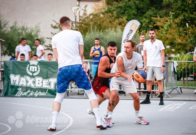 U Mostaru započeo turnir Mostar 3x3 - FOTO | U Mostaru započeo turnir 3x3: Posjetitelji uživali u atraktivnim potezima i bogatom programu