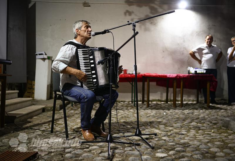 Ines Kajić Bubalo u Mostaru predstavila roman pod nazivom Krojačica - 