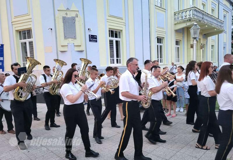 FOTO | Čapljinci uživaju u Međunarodnom ljetnom karnevalu: Glazba, šarenilo i bogat program privukli stotine