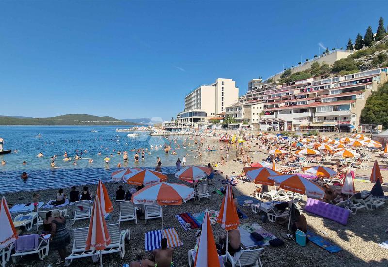 FOTO | Plaže u Neumu krcate, traži se mjesto više