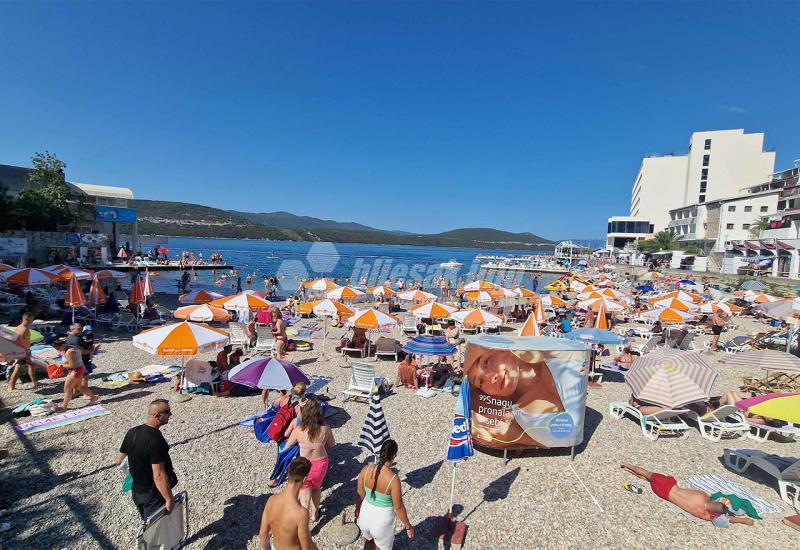 Plaža u Neumu - FOTO | Plaže u Neumu krcate, traži se mjesto više