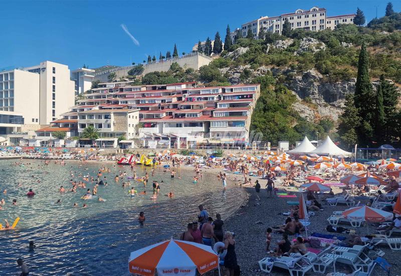 Plaža u Neumu - FOTO | Plaže u Neumu krcate, traži se mjesto više