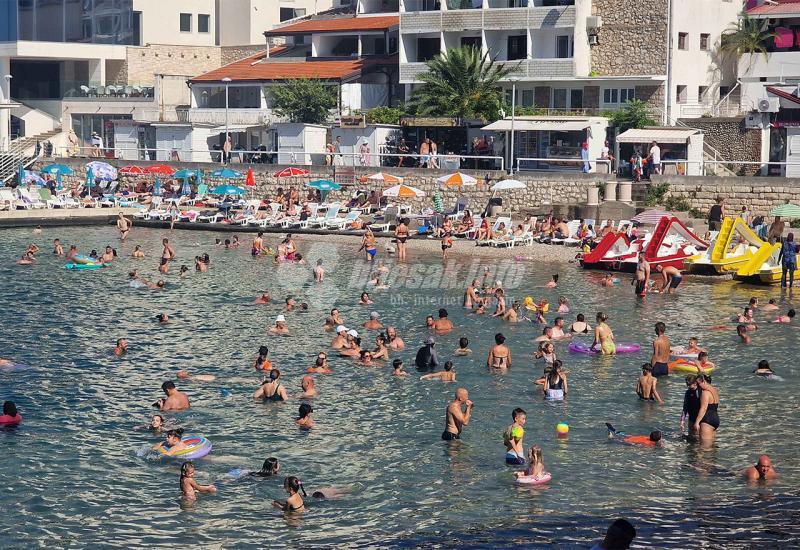 Plaža u Neumu - FOTO | Plaže u Neumu krcate, traži se mjesto više