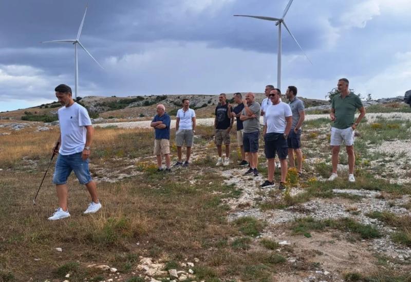 Kovač se okušava u golfu | Foto: Memorijalni malonogometni turnir Mrkodol - Braća Kovač i Zvone Boban zaigrali golf u Tomislavgradu