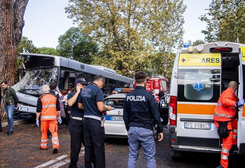 Italija: Autobus pun turista udario u zaštitnu ogradu, ozlijeđeno više osoba