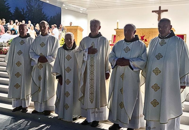 Dijamantni, zlatni i tri svećenička jubileja proslavljena na Humcu