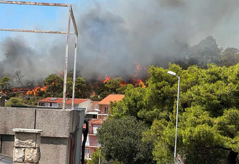 VIDEO | Veliki požar kod Šibenika došao blizu kuća: Stigli kanaderi i sve raspoložive vatrogasne snage