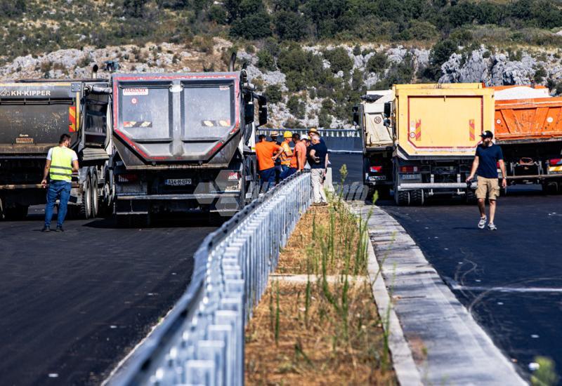 FOTO | Testiran most ''Hercegovina'' s 12 kamiona pod punim teretom